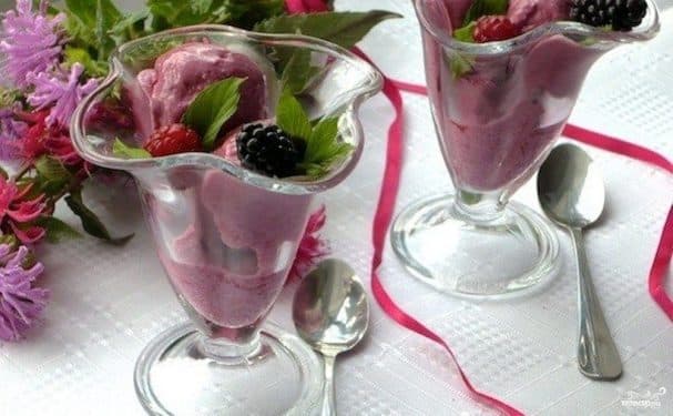 Ice cream with berries