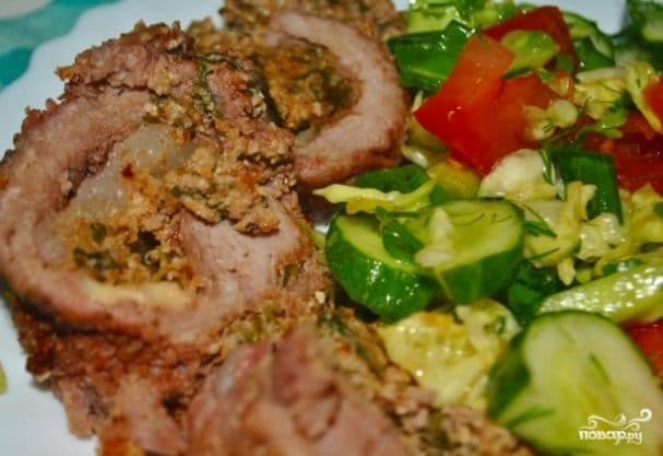 Мясны рулет, запечаны ў духоўцы