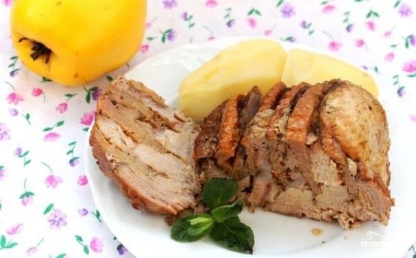 Мясо с айвой в мультиварке