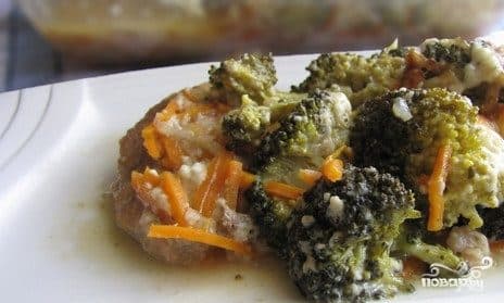 Мясо з брокалі ў духоўцы