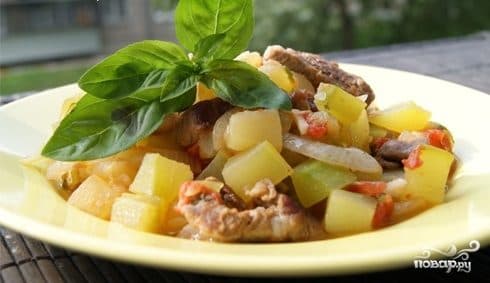 Мясо з кабачкамі і бульбай