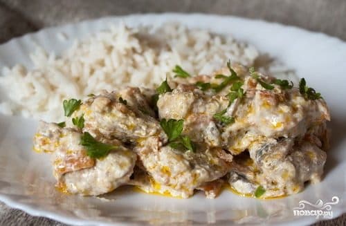 Meat in pots with sour cream