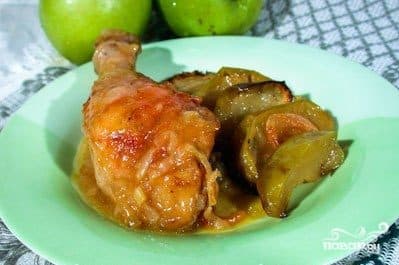 Chicken drumsticks with apples