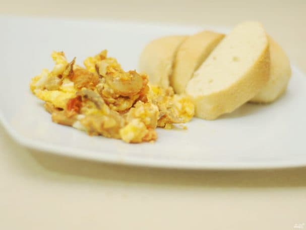 Omelette with mushrooms and tomatoes