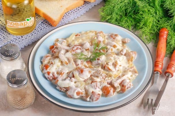 Oyster mushrooms in sour cream