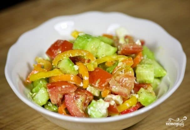 Vegetable salad with avocado