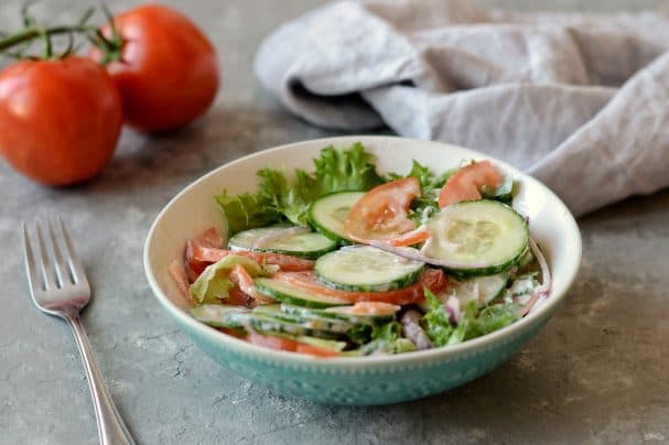 Vegetable salad with yogurt