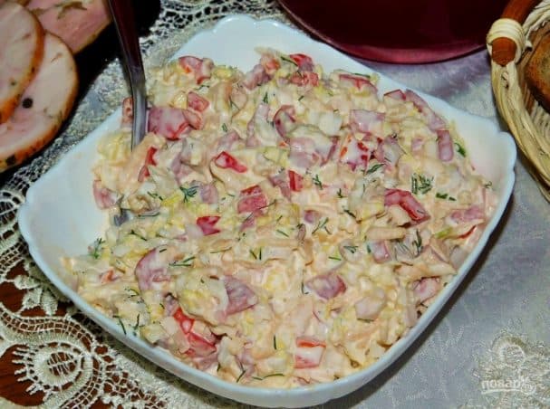 Овочевий салат із ковбасою