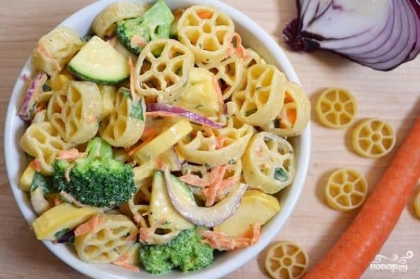 Vegetable salad with pasta