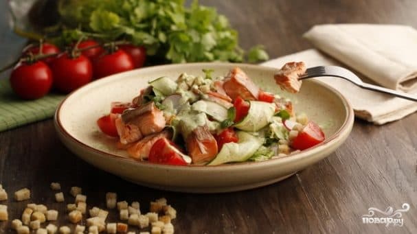 Овощной салат с рыбой