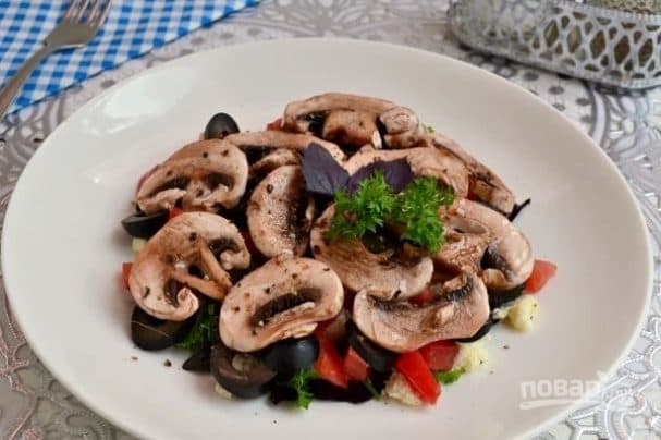 Vegetable salad with raw mushrooms