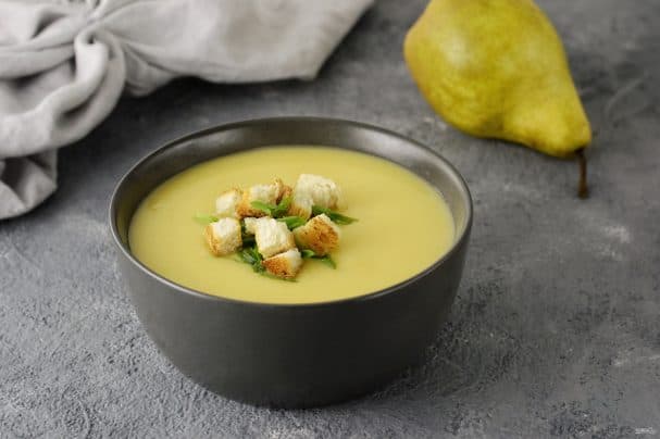 Vegetable soup with pear