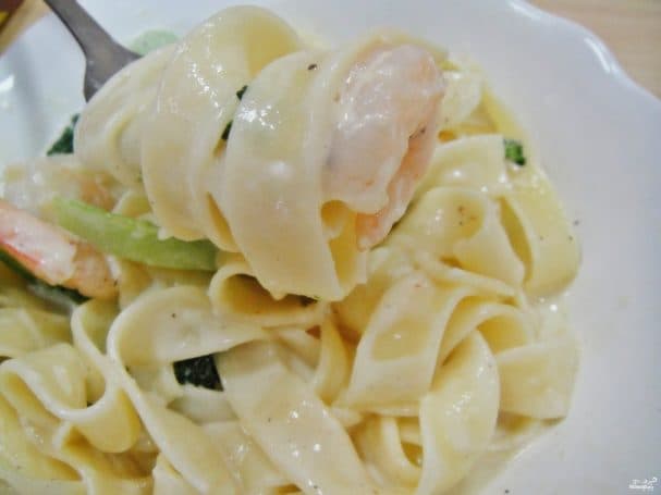 Pasta with shrimp and broccoli