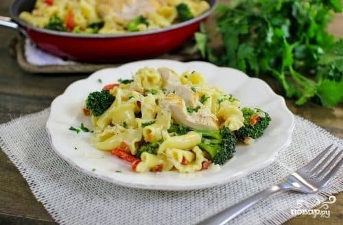 Паста с курицей и овощами