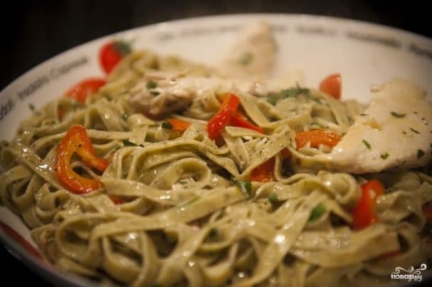Паста с курицей и перцами