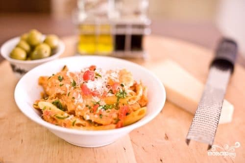 Pasta with tomatoes and shrimp