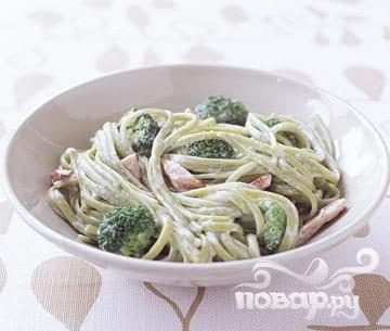 Pasta with ham and broccoli