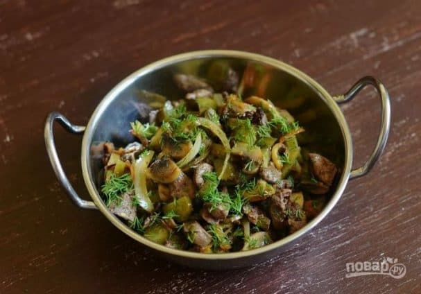 Печень с солеными огурцами