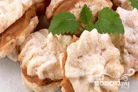 Almond cookies with cream