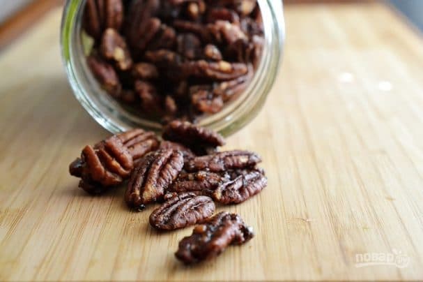 Pecan with maple syrup