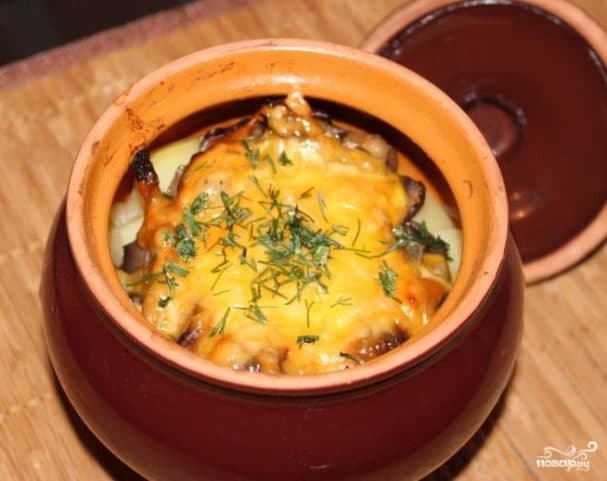 Pelmeni baked in a pot