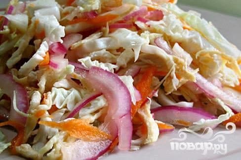 Пикантный салат с курицей и капустой