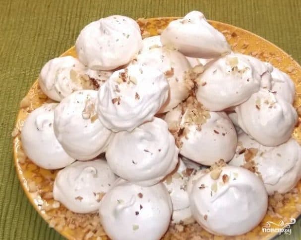 Airy meringue pastry
