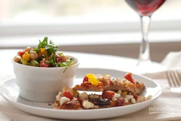 Healthy salad with chickpeas