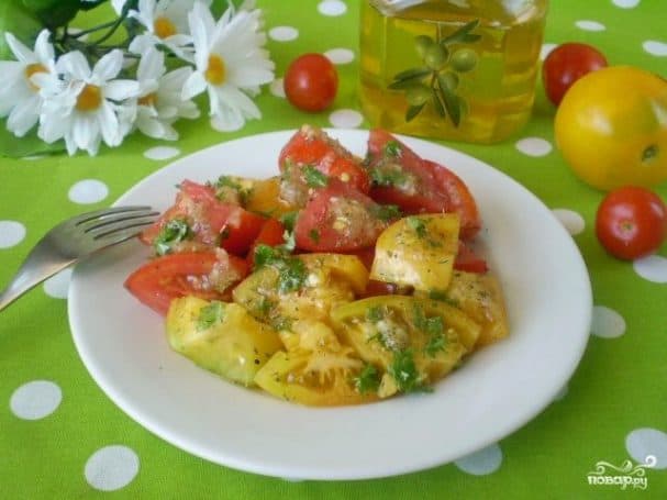 Tomatoes in pieces with garlic
