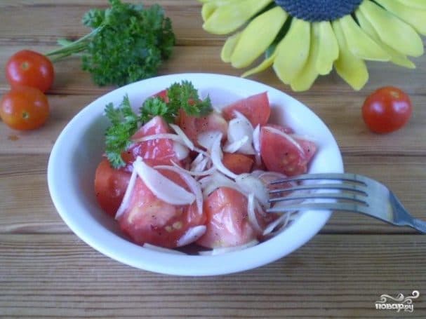 Помідори шматочками з цибулею