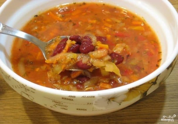 Vegetarian borscht with beans