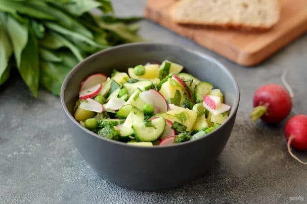 Vegan salad with wild garlic