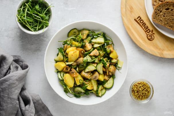 Vegan salad with mushrooms