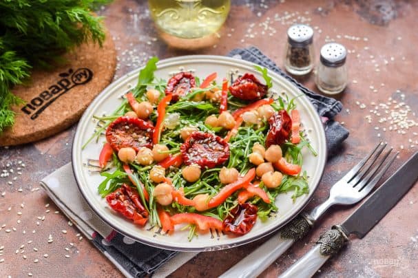 Vegan salad with chickpeas