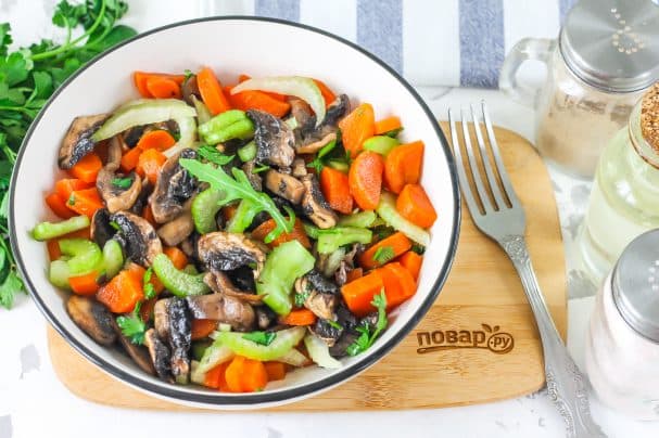Vegan salad with mushrooms