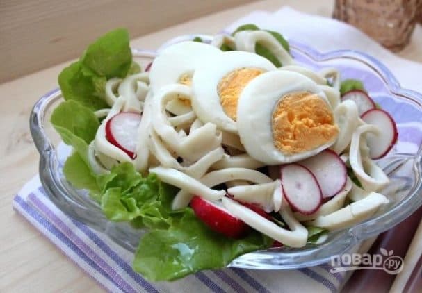 Простий рецепт салату з кальмарами