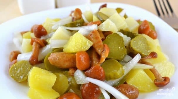 Простий салат із грибами