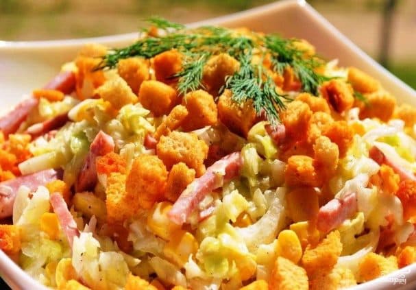 Simple salad with chips