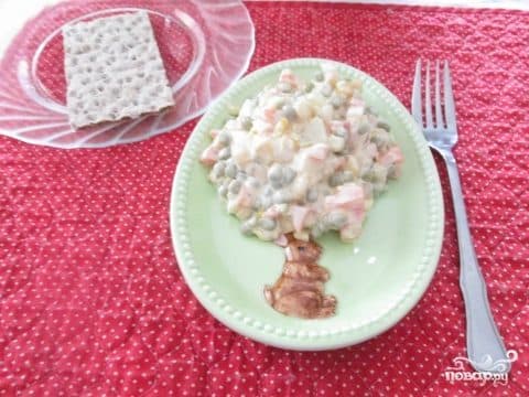 Простой салат с кукурузой