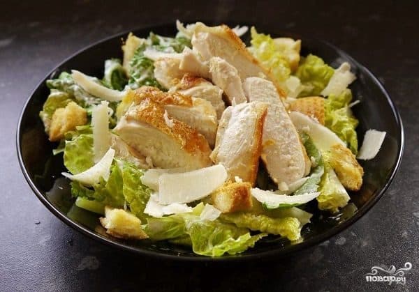 Простой салат с куриной грудкой