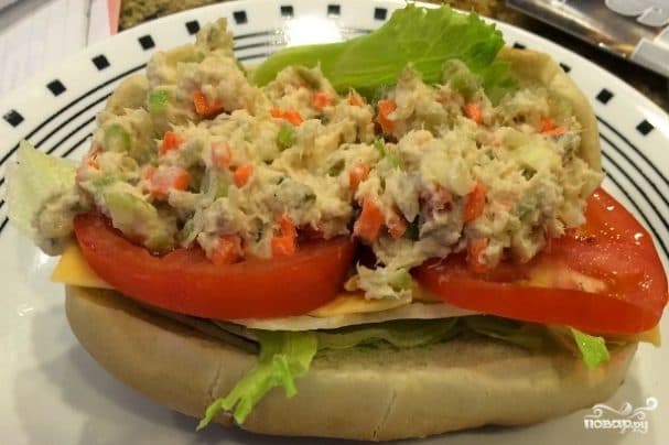 Простой салат с тунцом консервированным