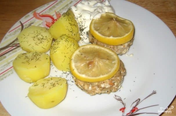 Fish patties in a steamer