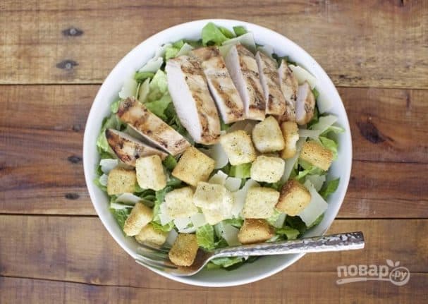 Classic salad with croutons
