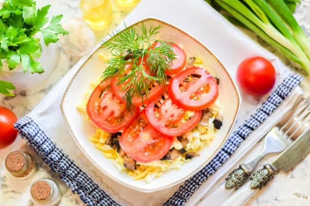 Салат с копченой грудкой