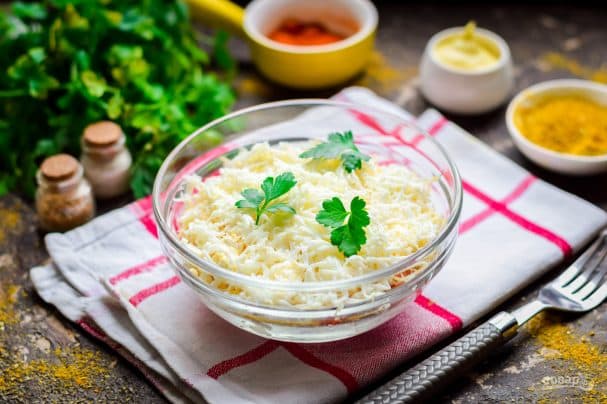 Салат з крабавымі палачкамі