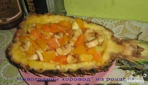 Салат фруктовый в ананасе