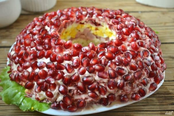 Салат с колбасой