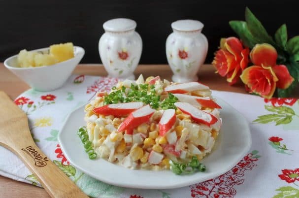 Салат з ананасамі