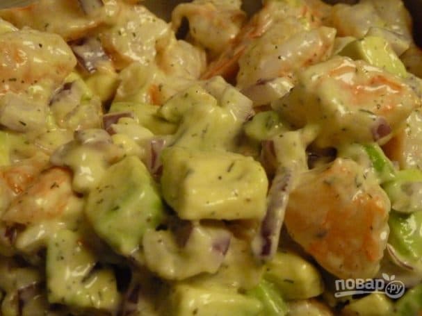 Avocado salad with shrimp
