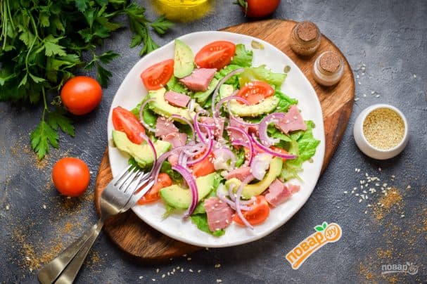 Avocado salad with ham